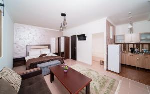 Kuchyň nebo kuchyňský kout v ubytování Visota 1880 Hotel Tsaghkadzor