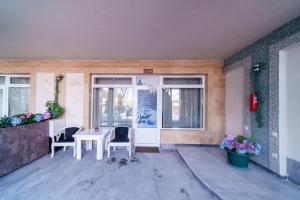 Rõdu või terrass majutusasutuses Visota 1880 Hotel Tsaghkadzor