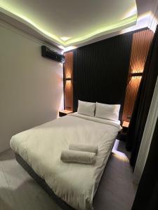 A bed or beds in a room at Istanbul Bakirkoy Rays Port Hotel City Center