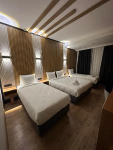 A bed or beds in a room at Istanbul Bakirkoy Rays Port Hotel City Center