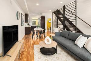 un soggiorno con un divano e un tavolo di Stylish 3 BR Capitol Hill Home With 96 Walk Score a Seattle