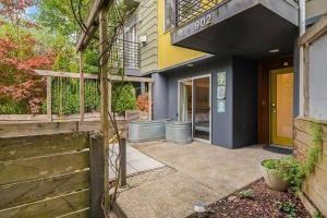 un ingresso a un edificio con porta gialla di Stylish 3 BR Capitol Hill Home With 96 Walk Score a Seattle