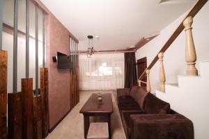 Televiisor ja/või meelelahutuskeskus majutusasutuses Visota 1880 Hotel Tsaghkadzor