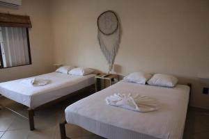 ein Zimmer mit zwei Betten und einem Spiegel an der Wand in der Unterkunft 3B Wellness Hotel & Hostel Adults Only in Playa del Carmen