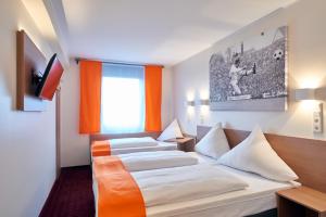Säng eller sängar i ett rum på McDreams Hotel Mönchengladbach
