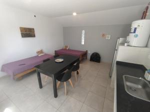 a small kitchen with a table and a dining room at Alma de diamante in Cacheuta