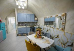 una cucina con tavolo e torta di B&B Gma suite a Napoli