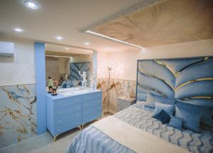 una camera con letto blu e comò blu di B&B Gma suite a Napoli