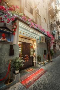 un edificio con fiori sul lato di una strada di B&B Gma suite a Napoli