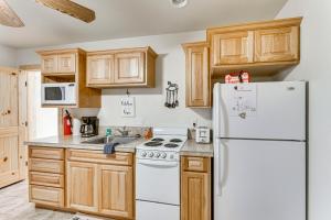 Η κουζίνα ή μικρή κουζίνα στο Angel Fire Apartment about 2 Mi to Resort! +16 φωτογραφίες