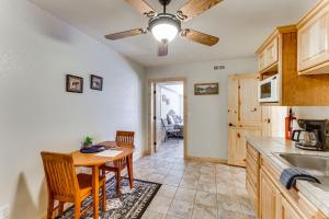 Η κουζίνα ή μικρή κουζίνα στο Angel Fire Apartment about 2 Mi to Resort!