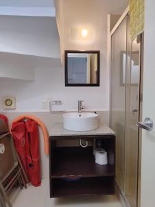 ein Badezimmer mit Waschbecken und Dusche in der Unterkunft Hermosa Villa con recamara en PB in Acapulco + 15 Fotos