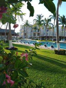Blick auf ein Resort mit Pool und Palmen in der Unterkunft Hermosa Villa con recamara en PB in Acapulco