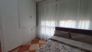 En eller flere senge i et værelse på Abedul beach