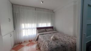 En eller flere senge i et værelse på Abedul beach