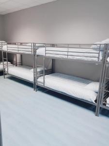 pokój z 3 łóżkami piętrowymi w obiekcie Hostel Las Rosas w Madrycie