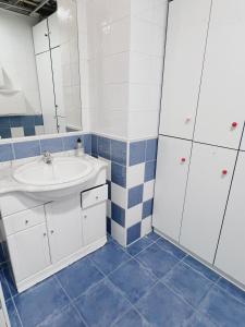 łazienka z umywalką i lustrem w obiekcie Hostel Las Rosas w Madrycie