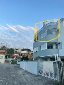 a building with a yellow circle on the side of it at Apartamento 202 Bombinhas in Bombinhas