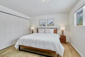 Cozy Bothell Rambler with Office Game room bar and XL Fenced Yard房間的床