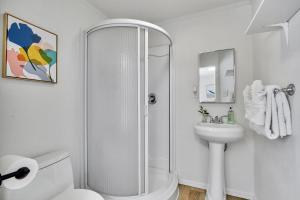 Cozy Bothell Rambler with Office Game room bar and XL Fenced Yard衛浴