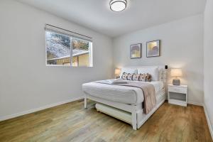 Cozy Bothell Rambler with Office Game room bar and XL Fenced Yard房間的床