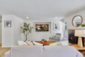 Cozy Bothell Rambler with Office Game room bar and XL Fenced Yard休息區