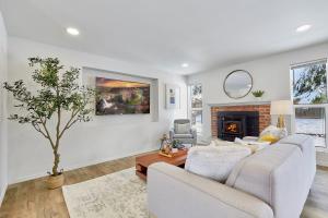 Cozy Bothell Rambler with Office Game room bar and XL Fenced Yard休息區