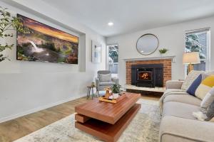 Cozy Bothell Rambler with Office Game room bar and XL Fenced Yard休息區