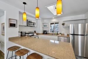 Cozy Bothell Rambler with Office Game room bar and XL Fenced Yard廚房或簡易廚房