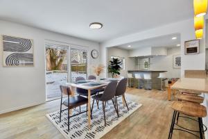 Cozy Bothell Rambler with Office Game room bar and XL Fenced Yard廚房或簡易廚房