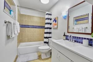 Cozy Bothell Rambler with Office Game room bar and XL Fenced Yard衛浴