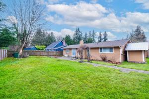 Cozy Bothell Rambler with Office Game room bar and XL Fenced Yard室外花園