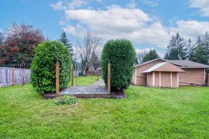 Cozy Bothell Rambler with Office Game room bar and XL Fenced Yard室外花園