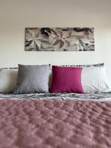 A bed or beds in a room at Casa Silvia - Accogliente appartamento a 5 minuti dalla stazione di Pescara Portanuova