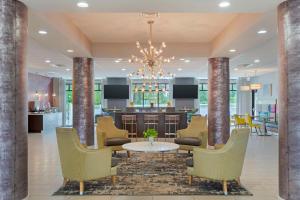 a lobby with a table and chairs and a kitchen at Best Western Plus Ruston Hotel in Ruston