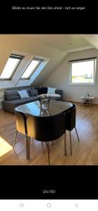 un soggiorno con un tavolo e un divano di Leilighet med fantastisk utsikt a Stavanger