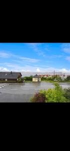 vista su un parcheggio con un edificio di Leilighet med fantastisk utsikt a Stavanger