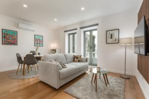 un soggiorno con un divano e un tavolo di Douro's Bridge View - Swimming pool a Vila Nova de Gaia