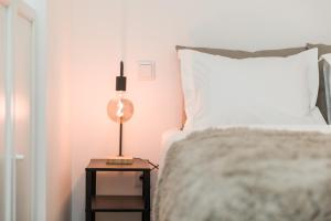 una camera da letto con un letto e una lampada sul comodino di Douro's Bridge View - Swimming pool a Vila Nova de Gaia Altre 10 foto
