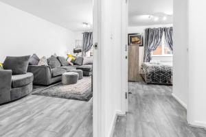 a living room with a couch and a table at Middle Meadow 2 bedroom Modern Apartment Sleeps 3 Contractors Families in Tipton