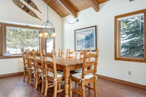 une salle à manger avec une table et des chaises en bois dans l'établissement Wood Burning Fireplace, Walking Distance to Vail Bike Path, Affordable Rates, à Vail