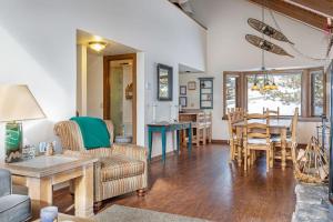 un salon avec un canapé et une table dans l'établissement Wood Burning Fireplace, Walking Distance to Vail Bike Path, Affordable Rates, à Vail