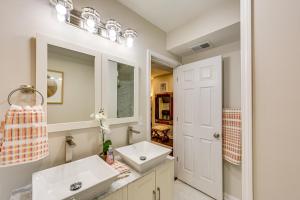 Ένα μπάνιο στο 6 Mi to Downtown - Spacious Home in Pittsburgh! +20 φωτογραφίες
