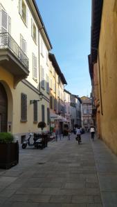 eine Stadtstraße mit Gebäuden und Motorradfahrern in der Unterkunft A casa di Giò e Lorenzo- Appartamento via Guidelli in Reggio nell'Emilia