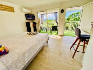 TV a/nebo společenská místnost v ubytování Sun7 Appart T1, avec piscine partagée, vue panoramique sur la nature