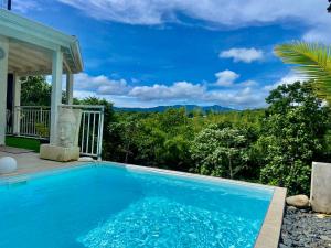 Bazén v ubytování Sun7 Appart T1, avec piscine partagée, vue panoramique sur la nature nebo v jeho okolí