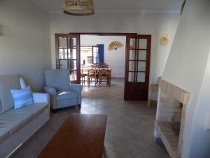 un soggiorno con un divano e un tavolo di Casa do Cercado, Sagres a Sagres