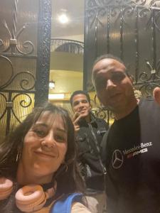een man en een vrouw die voor een spiegel poseren bij Sol pyramids view Inn in Caïro +37 foto's