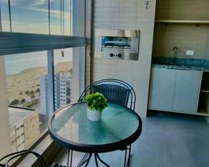 a table with a plant on it in a kitchen at Residencial Acqua mare in Samaritá