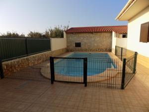 una piscina con gabbia su un patio di Casa do Cercado, Sagres a Sagres